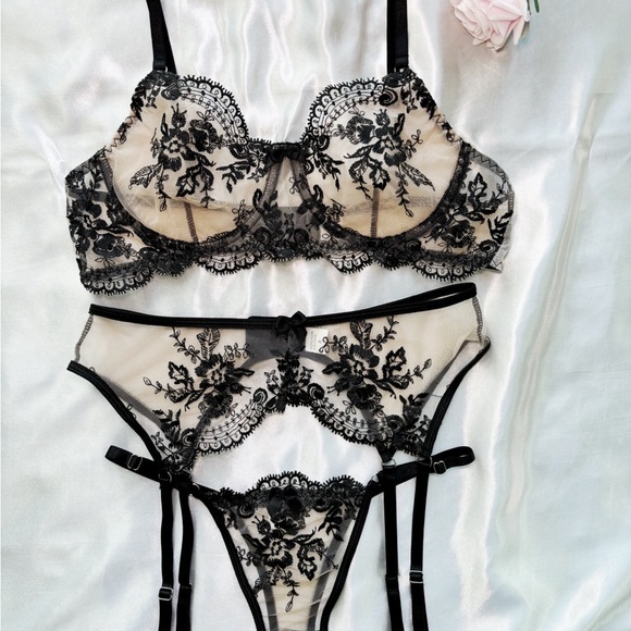 Black Lace Lingerie Set - Picture 7 of 9